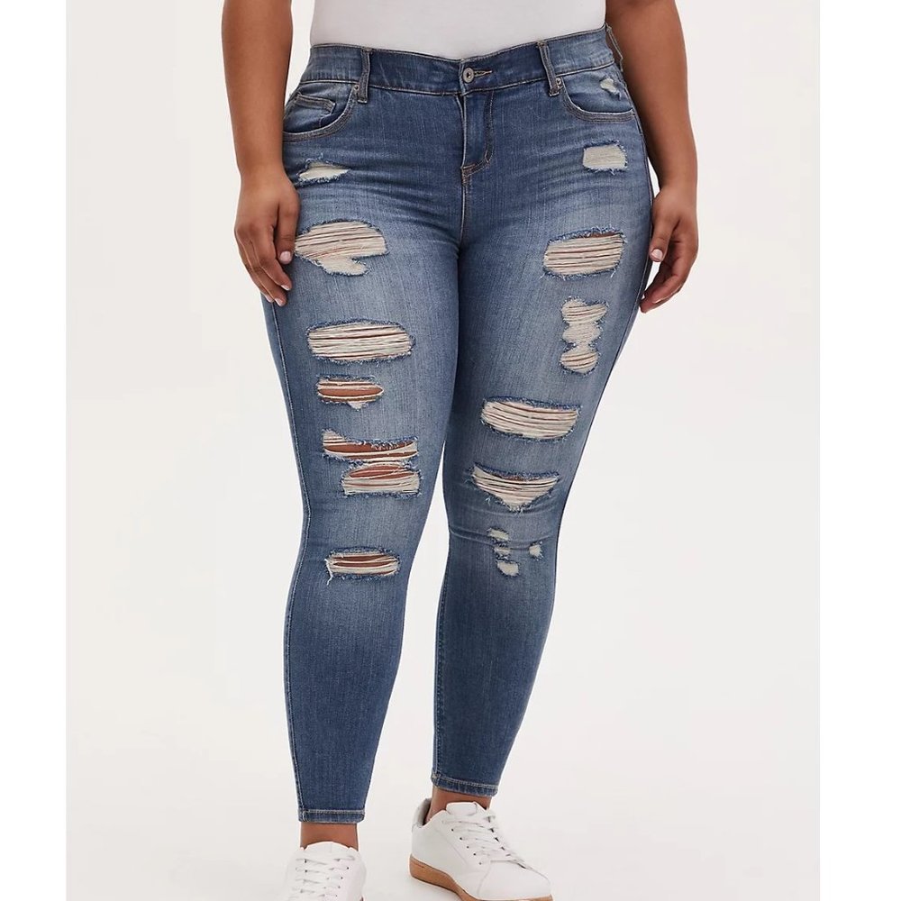 Torrid Bombshell skinny jeans medium wash NWT! 14R